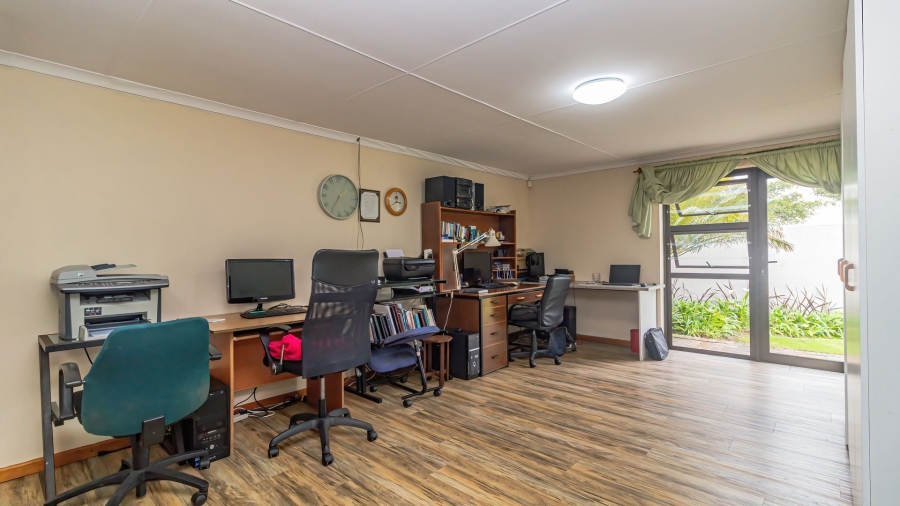 6 Bedroom Property for Sale in Aalwyndal Western Cape